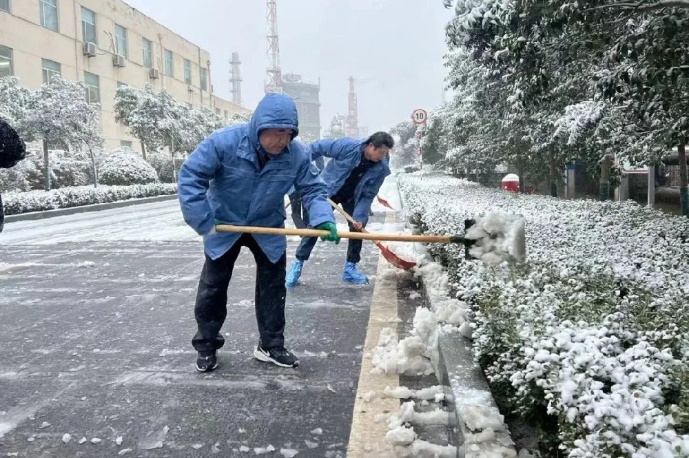 華魯 | ?以雪為令！聞雪而動(dòng)！公司各單位積極組織清掃積雪